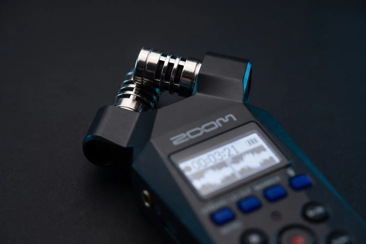 Close-up of the Zoom H1essential's X/Y microphones and screen