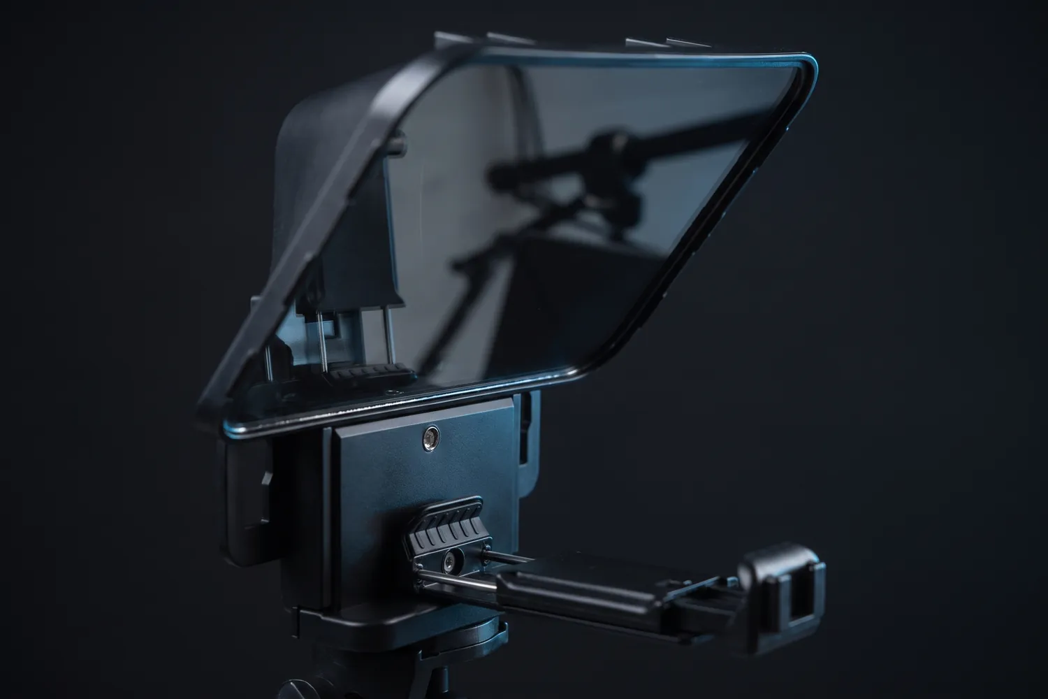 Close-up of the Desview T3's glass and phone holder